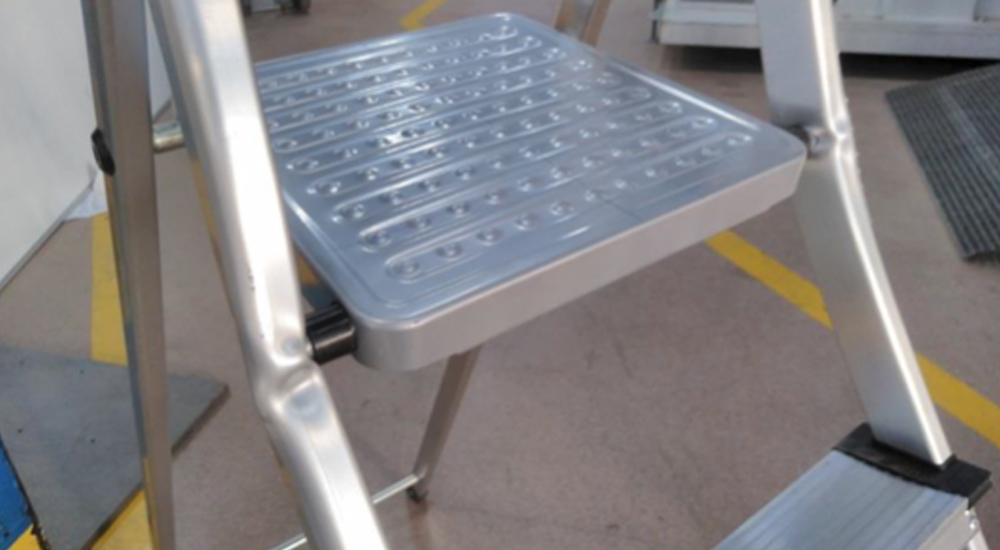 Los resultados que se han obtenido en la escalera de la marca SONGMICS han sido incorrectos en los parámetros de anchura exterior.